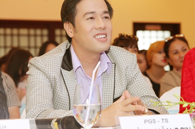 Hoa hậu Lý Thu Thảo rơi nước mắt khi được tặng thơ